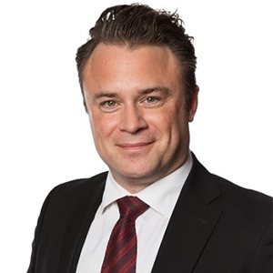 A man in a suit and tie posing for a photo.